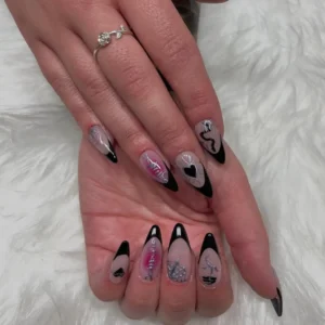 Manicura negra creativa amb nail art personalitzat realitzada a Beauty Garnishee