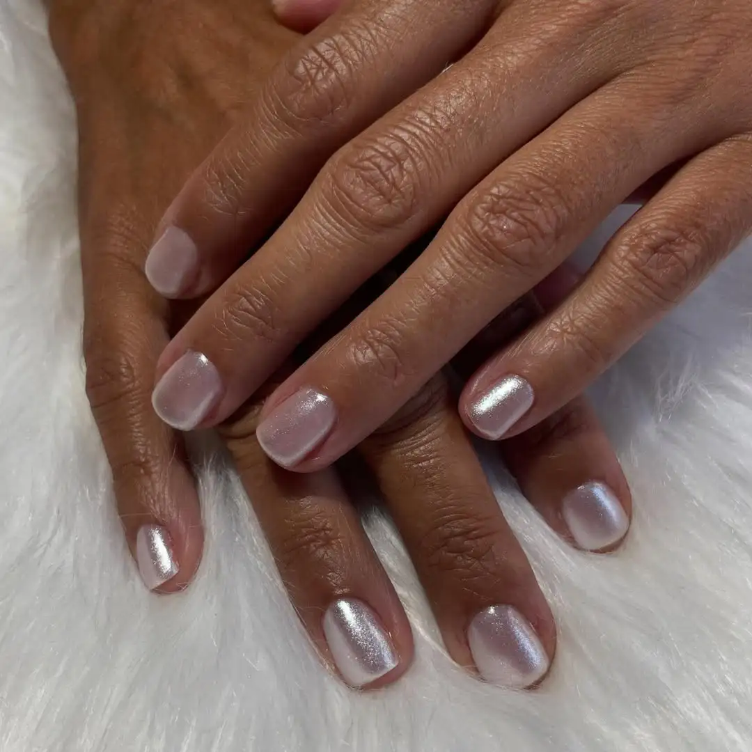Manicura perlada amb acabat natural i brillant a Beauty Garnishee