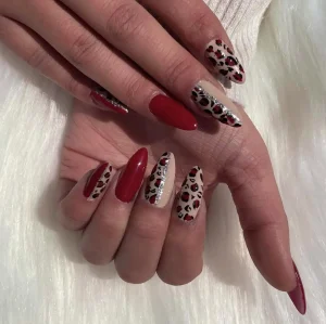 Manicura creativa amb disseny animal print realitzada a Beauty Garnishee