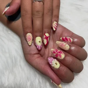 Manicura floral amb colors vius i disseny artístic a Beauty Garnishee