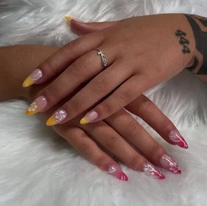 Manicura amb disseny floral artístic i detallat a Beauty Garnishee